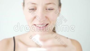 一位年轻女子在脸上涂了一层<strong>除皱</strong>霜。